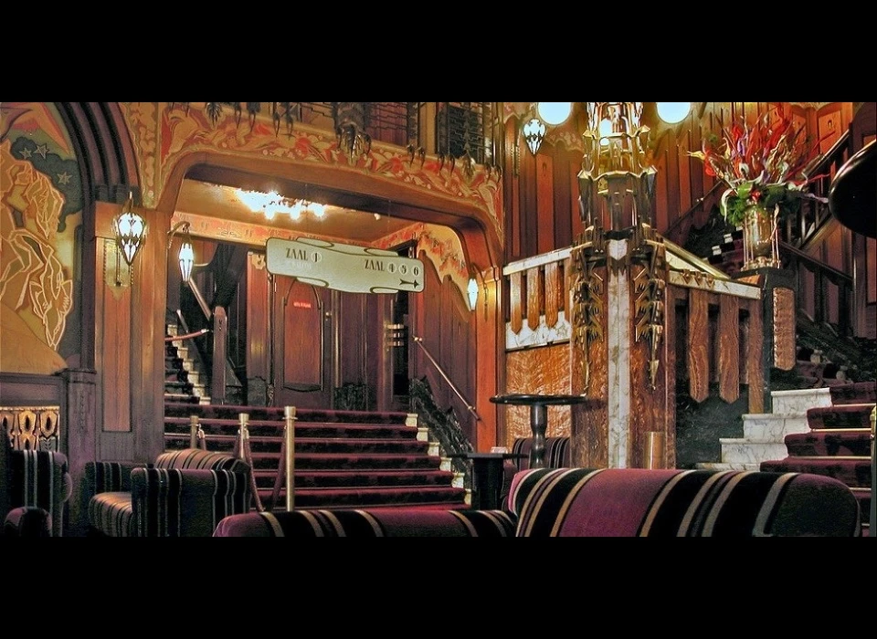 Reguliersbreestraat 26-28 theater Tuschinski foyer trap naar filmzalen 4, 5 en 6 door de Japanse kamer (2019)