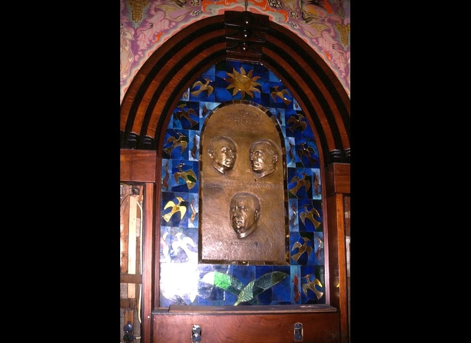 Reguliersbreestraat 26-28 plaquette in foyer theater Tuschinski onder Tuschinski, boven Ehrlich en Gerschtanowitz