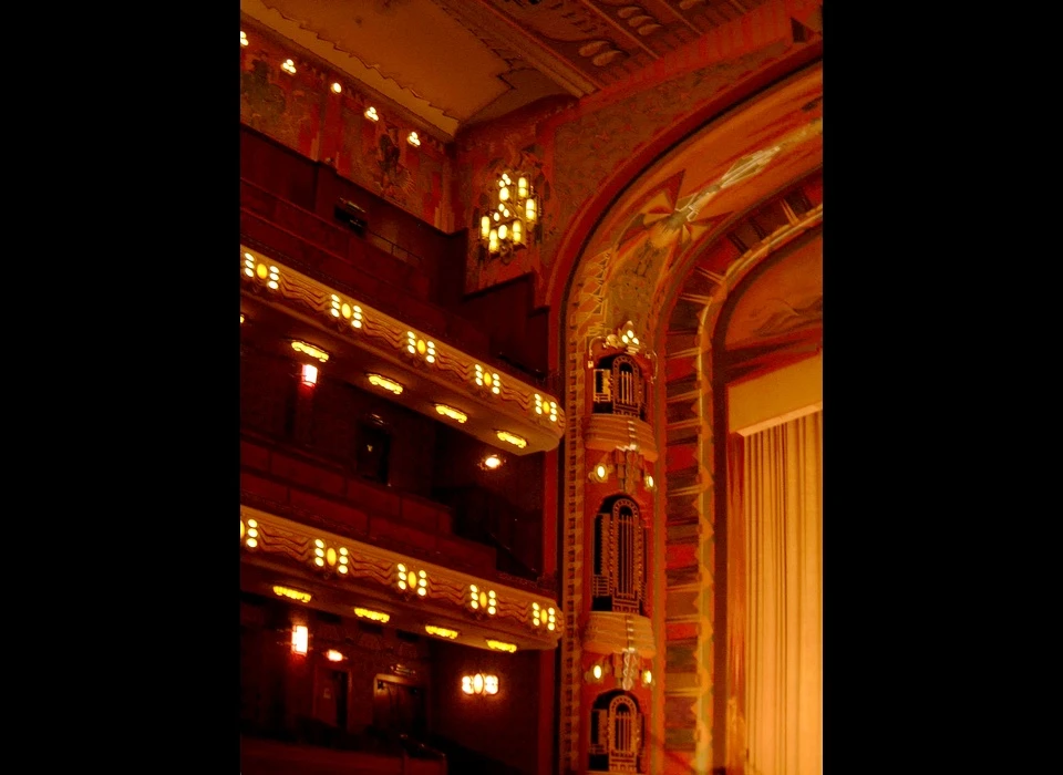 Reguliersbreestraat 26-28 theater Tuschinski bioscoop-theaterzaal verlichting gestileerde pauwenstaart en vlinders (2011)