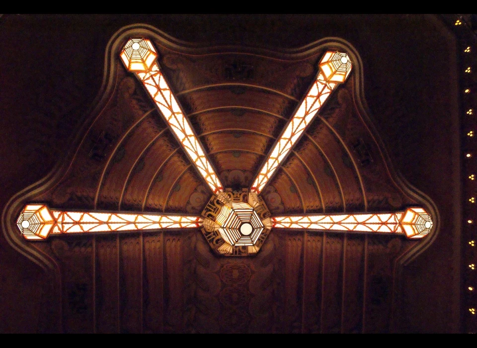 Reguliersbreestraat 26-28 theater Tuschinski bioscoop-theaterzaal plafond met de spinlamp (2019)