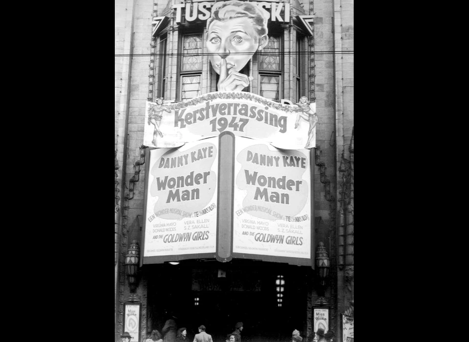 Reguliersbreestraat 26-28 theater Tuschinski reclamebord voor film Wonderman met Danny Kaye (1947)