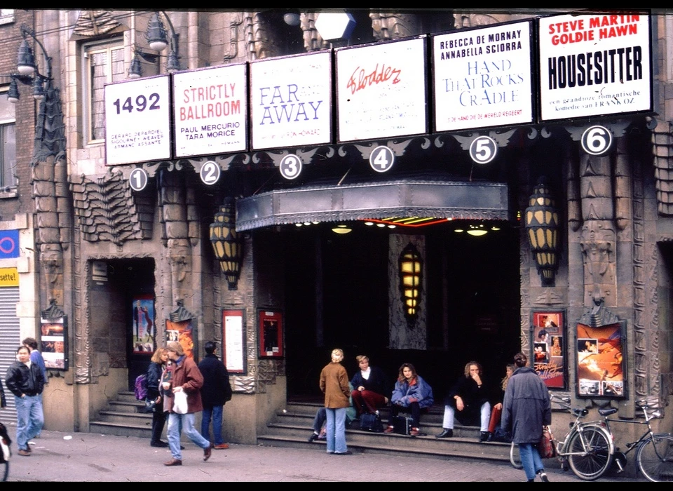 Reguliersbreestraat 26-28 theater Tuschinski entree let op de olifantskoppen links en rechts van de zijdeuren (1985)