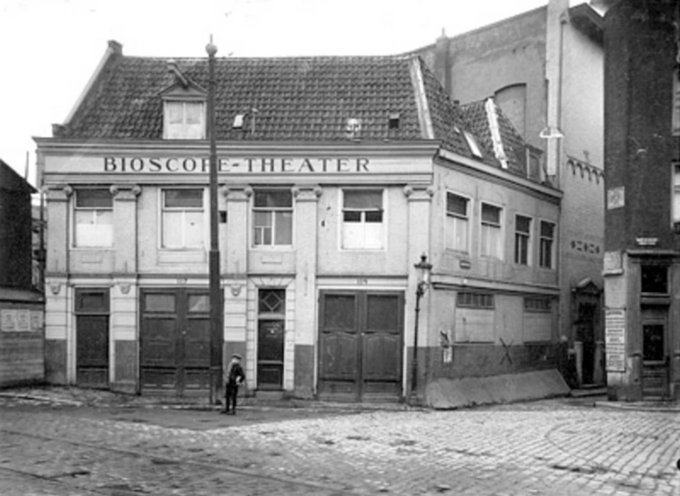Reguliersdwarsstraat 117-119 bioscope-theater, wordt achterzijde theater Tuschinski, links Land van Beloftensteeg (1919)
