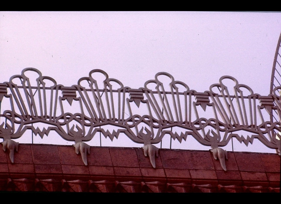 Reguliersbreestraat 26-28 theater Tuschinski dakrand gestileerde pauwenveren (1978)