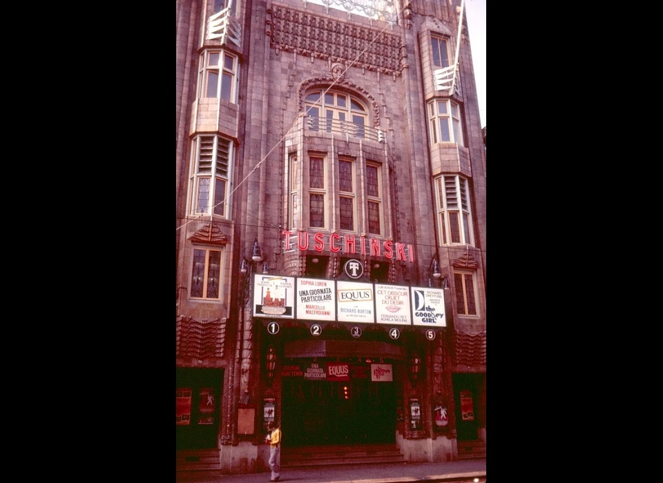 Reguliersbreestraat 26-28 theater Tuschinski onderpui (1978)