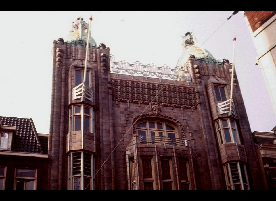 Reguliersbreestraat 26-28 theater Tuschinski bovengevel (1978)