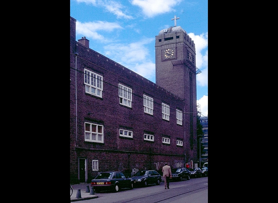 Rijnstraat 93 Thomas van Aquinokerk gevel Lekstraat toren in slechte staat (1999)