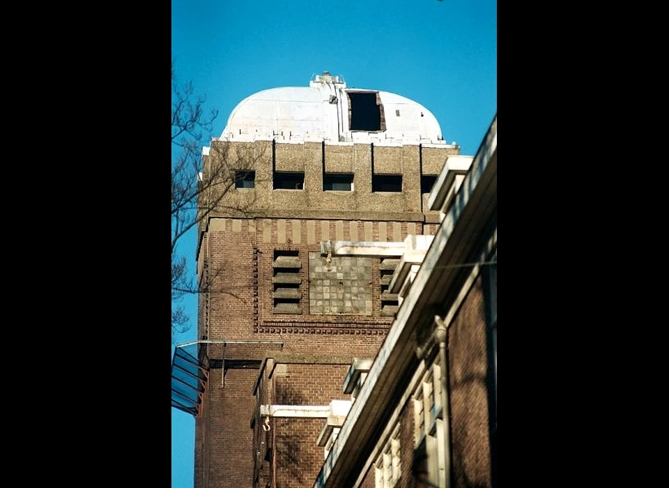 Rijnstraat 93 Thomas van Aquinokerk gat in torendak voor uithijsen luidklokken (2003)