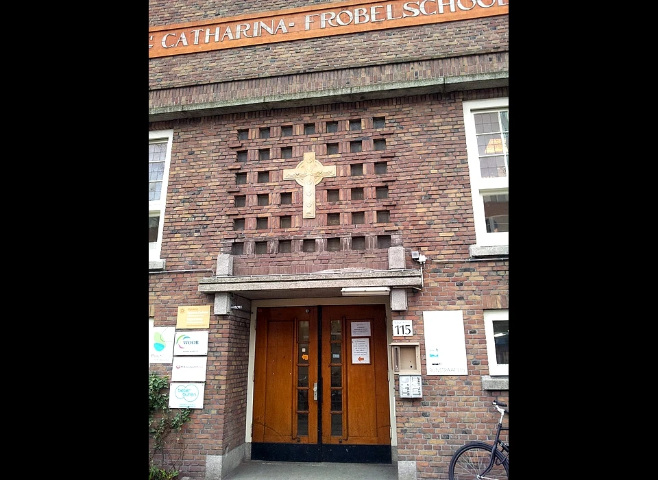 Rijnstraat 115 entree voormalige St.Catharina Fröbelschool (2016)