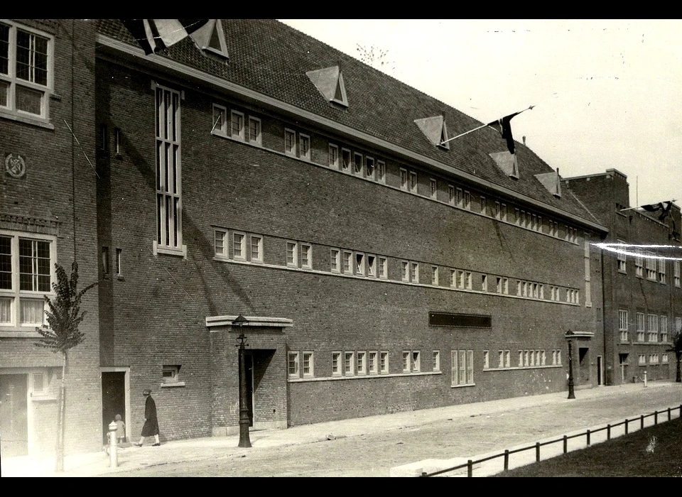 Vechtstraat 86-90 v.r.n.l. rk Sint Catharinaschool (ulo-glo) voor meisjes (1928)