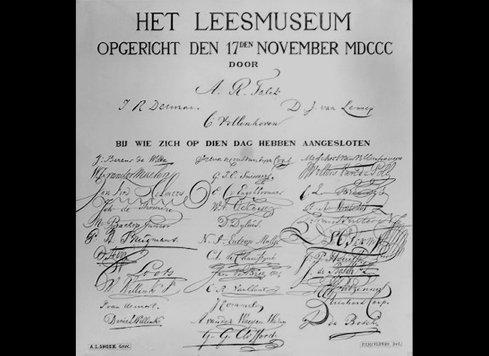 Rokin 102 1800 gedenkplaat met namen van de oprichters van het Leesmuseum