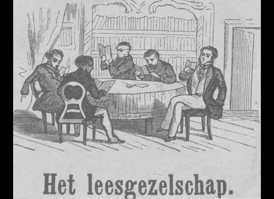 Rokin 102 1820 het leesgezelschap, anonieme houtgravure. 'Ik zag eens een geestige oude 
					  gravure waarop eenige heeren met gewichtige gezichten (van die dorpsgewichtigheid die bij een grokje en een lange pijp over het lot van Europa beslist) om een ronde 
					  tafel zitten, lezende in couranten en boeken, gebogen over hun ontspanningslektuur met den deftigen, pretentieusen ijver van professorale studievossen: een 
					  'Leesmuseum' uit overgrootvaders tijd'