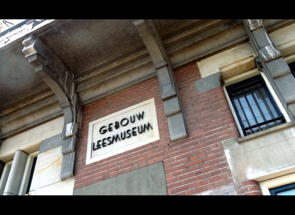 Rokin 102 gevelsteen gebouw Leesmuseum
