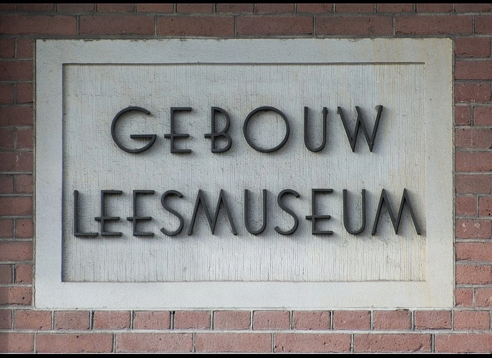 Rokin 102 gevelsteen gebouw Leesmuseum