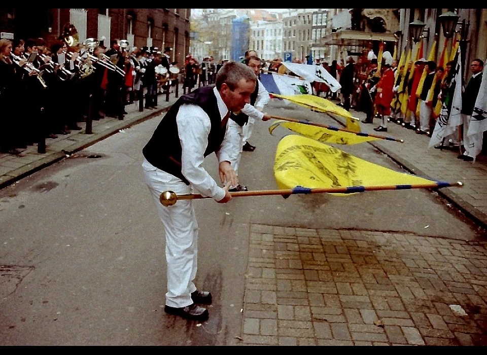 Nieuwe Doelenstraat schutters vendelzwaaien