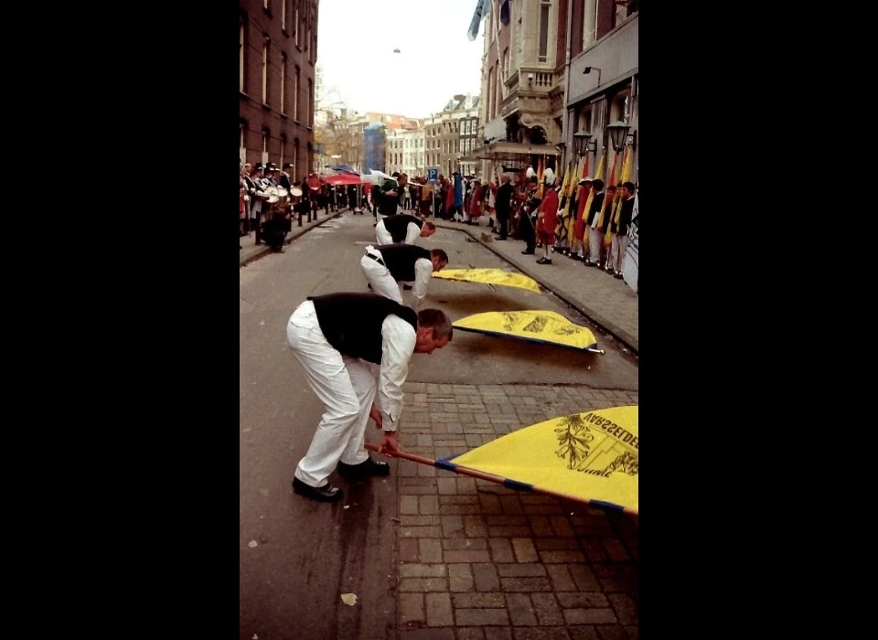 Nieuwe Doelenstraat schutters vendelzwaaien