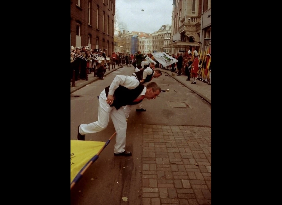 Nieuwe Doelenstraat schutters vendelzwaaien