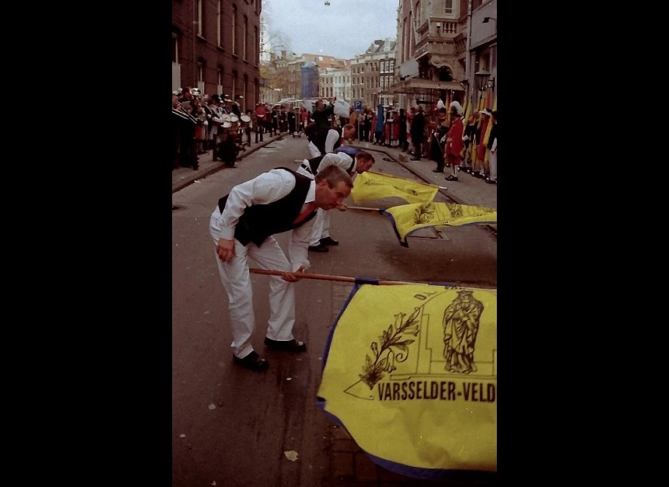 Nieuwe Doelenstraat schutters vendelzwaaien