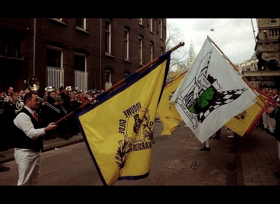 Nieuwe Doelenstraat schutters vendelzwaaien