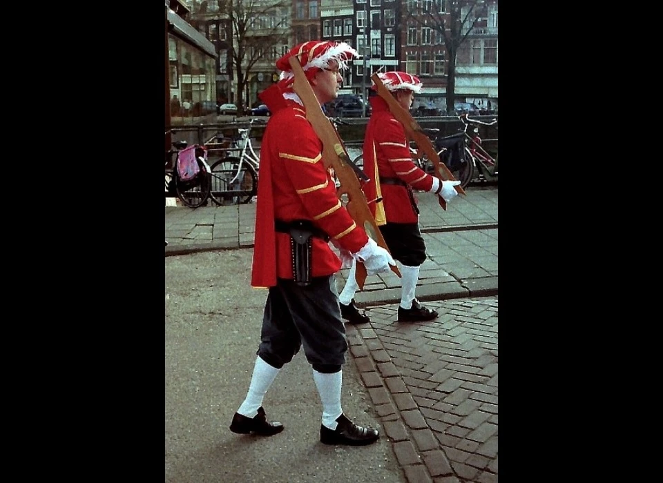 Nieuwe Doelenstraat schutters optocht opstellen