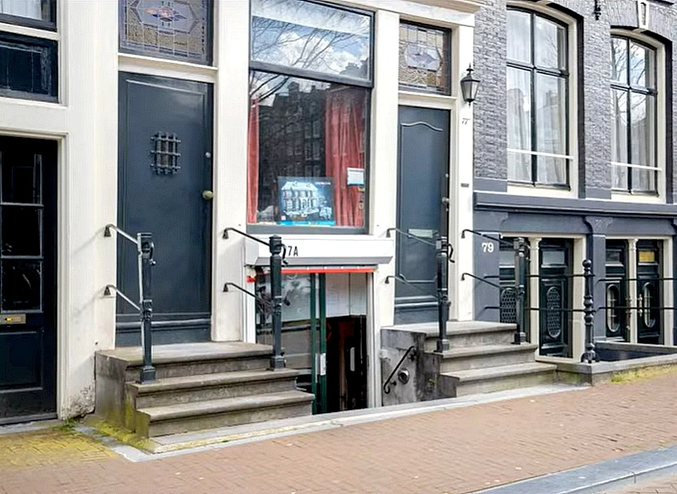 Singel 77 onderpui, kelder is prostitutieruimte (2025)