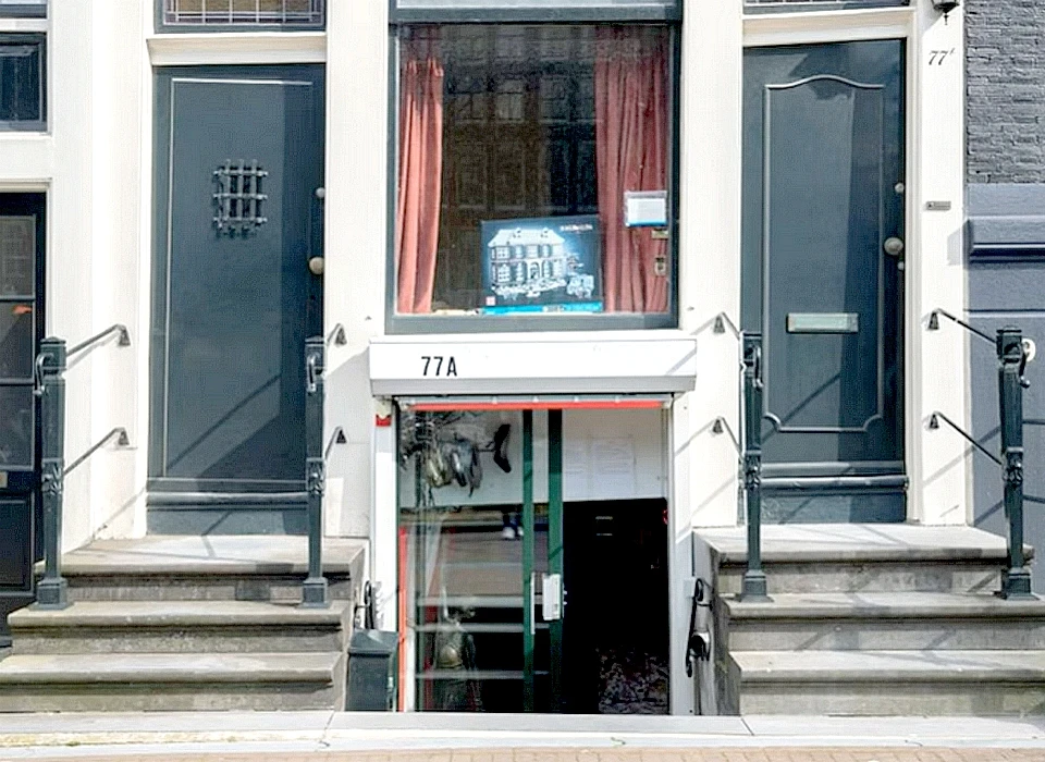 Singel 77 onderpui, 77A is prostitutieruimte (2025)