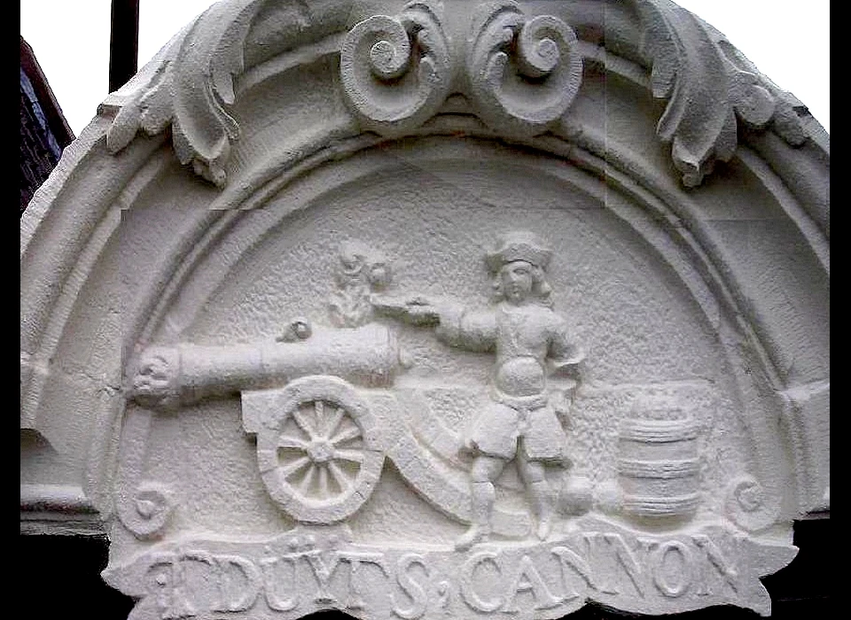 Singel 77 gevelsteen T Düÿts Cannon schoongemaakt (2019)