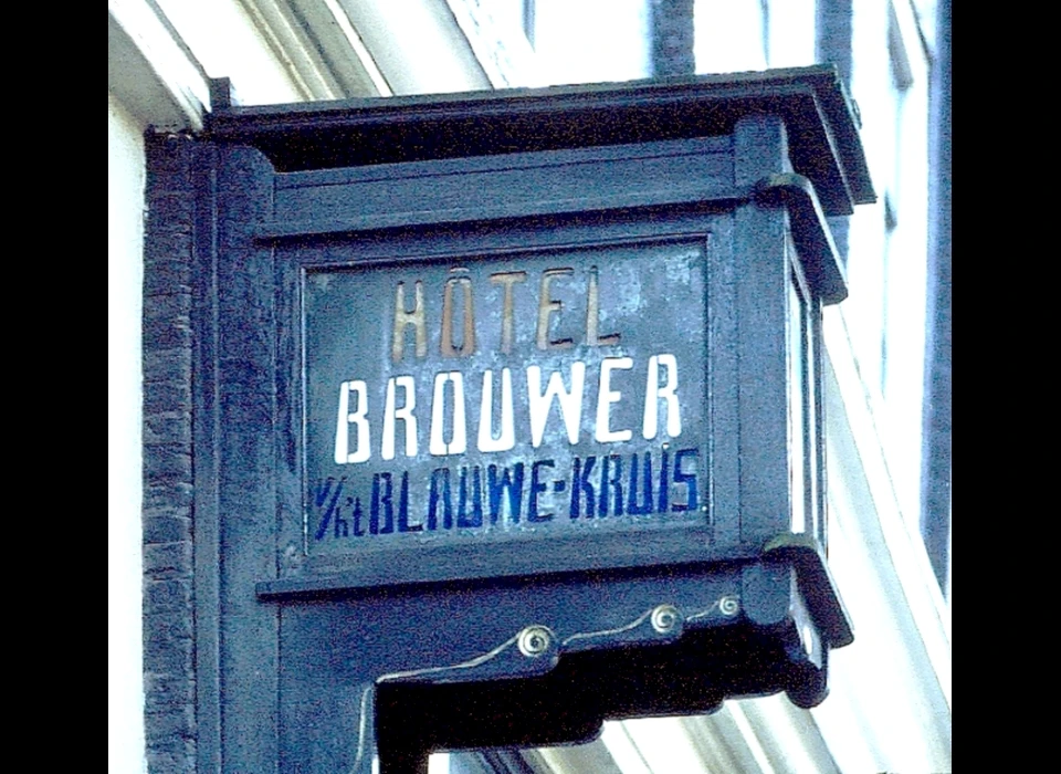 Singel 83 Huis de Swaen, uithangteken hotel Brouwer voorheen 't Blauwe Kruis (circa.1970)