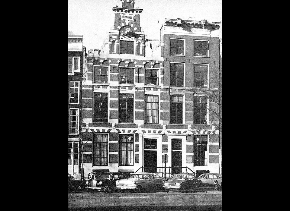 Singel 140-142 huis De Dolphijn voor de restauratie, rechts lijstgevel links trapgevel (1965)