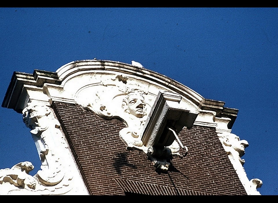 Singel 116 top halsgevel Huis met de Neuzen moet nog opgeknapt (1974)