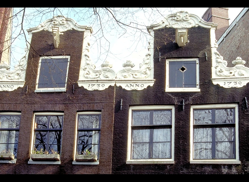 Singel 377-379 top trapgevel (1996)