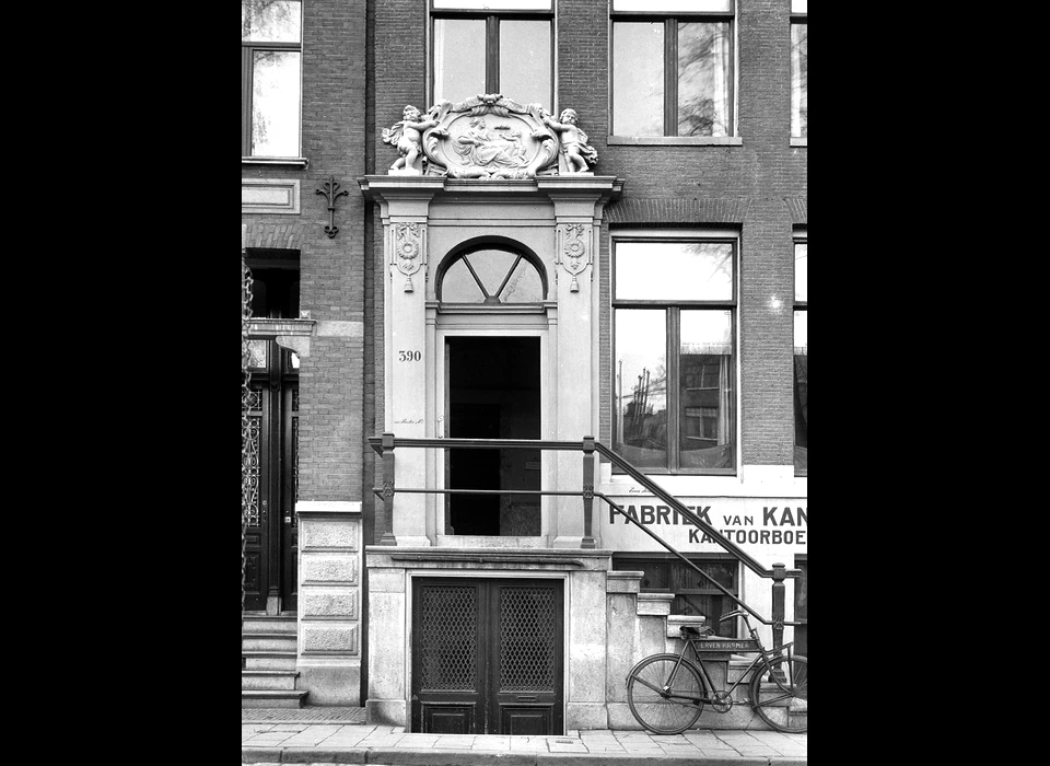Singel 390 stoep met deur en deurbekroning Bouwkonst (circa.1930)