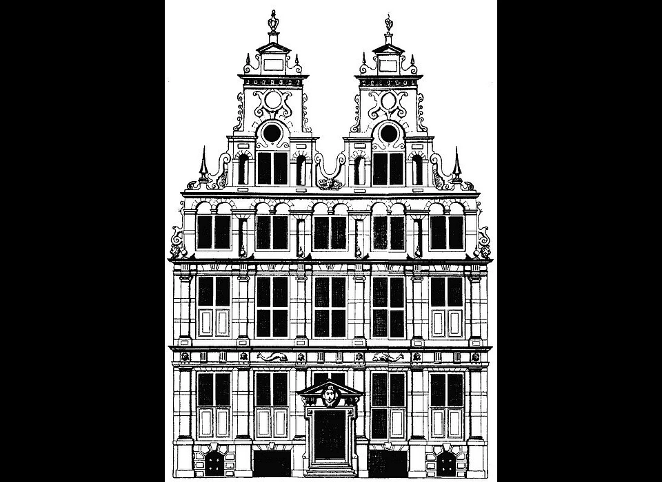 Singel 140-142 huis De Dolphijn, links en rechts boven de deur dolfijnen (circa.1600)