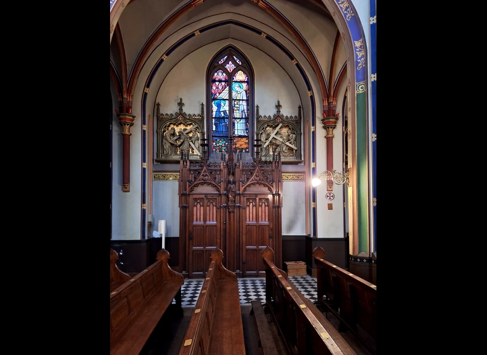 Singel 442-446 biechtstoel, de delen van de kruiswegstaties zijn afkomstig van atelier Mengelberg (2025)