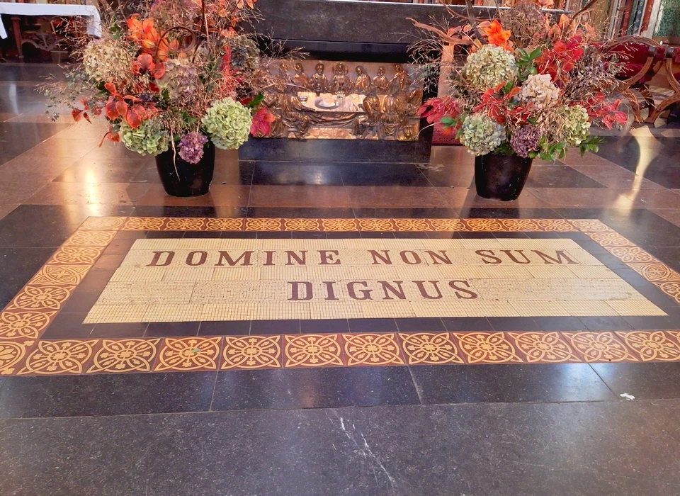 Singel 442-446 tekst (‘Heer, ik ben niet waardig’) in vloer voor Cummuniebank (2025)