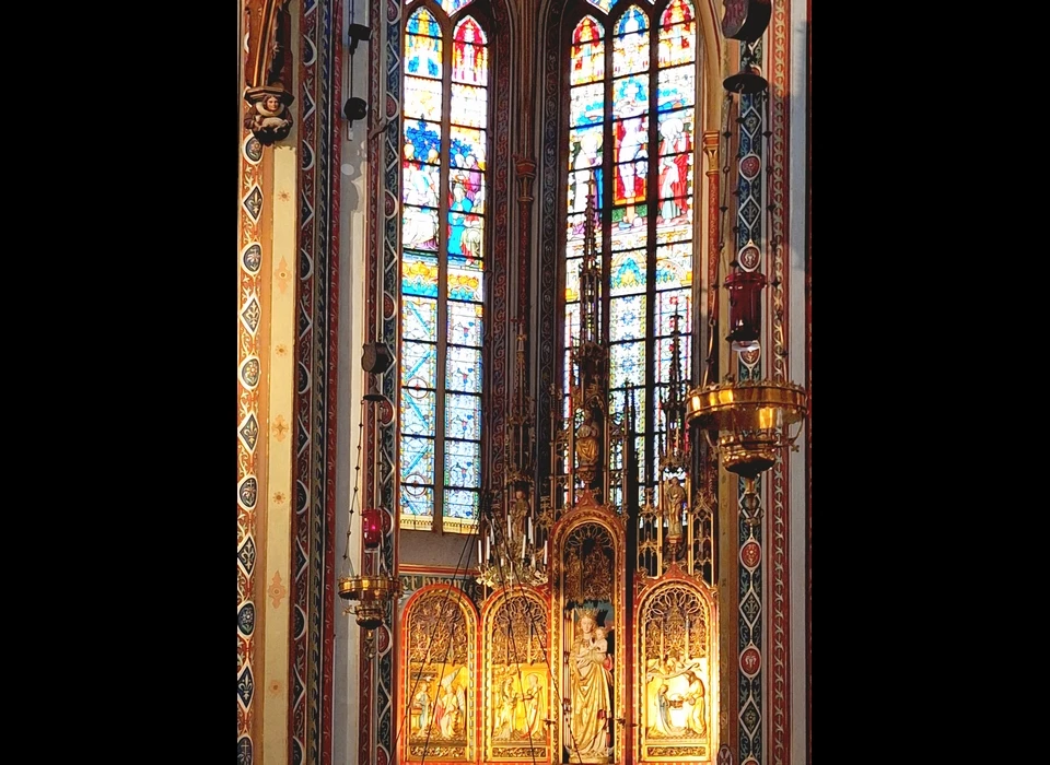 Singel 442-446 gebrandschilderd venster achter Maria-altaar (2025)