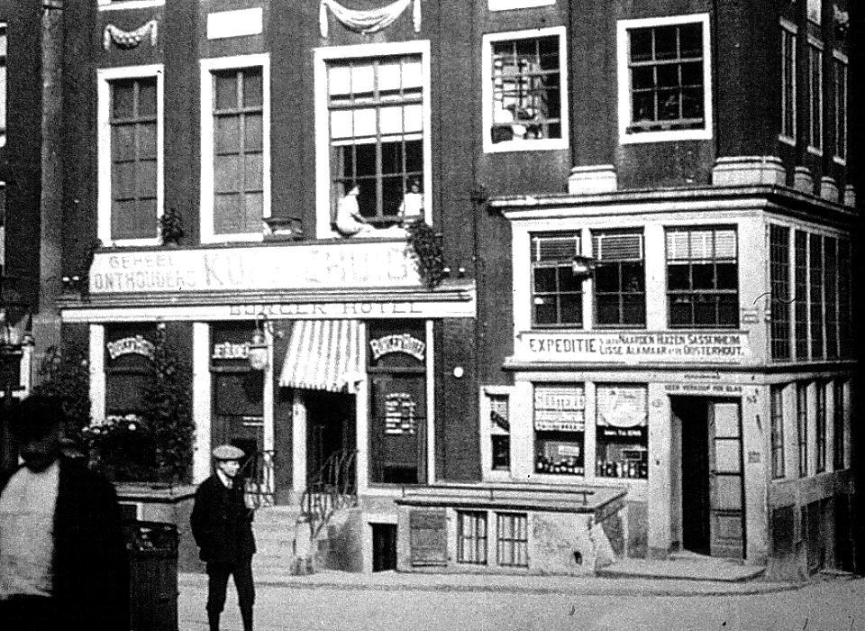 Singel 83-85 Huis de Swaen op 85 slijterij en bodedienst (1922)