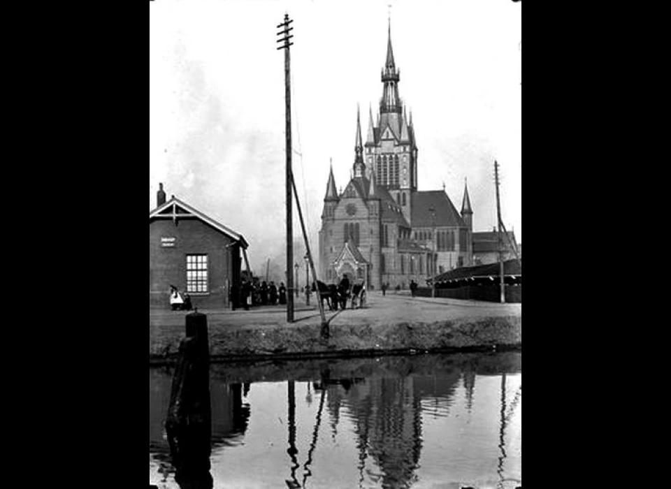 Spaarndammerstraat De Maria Magdalenakerk gezien vanaf de Houtmankade (1893)