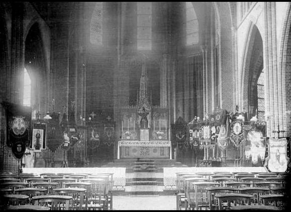 Spaarndammerstraat Maria Magdalenakerk Processievaandels in kerk (1900c)