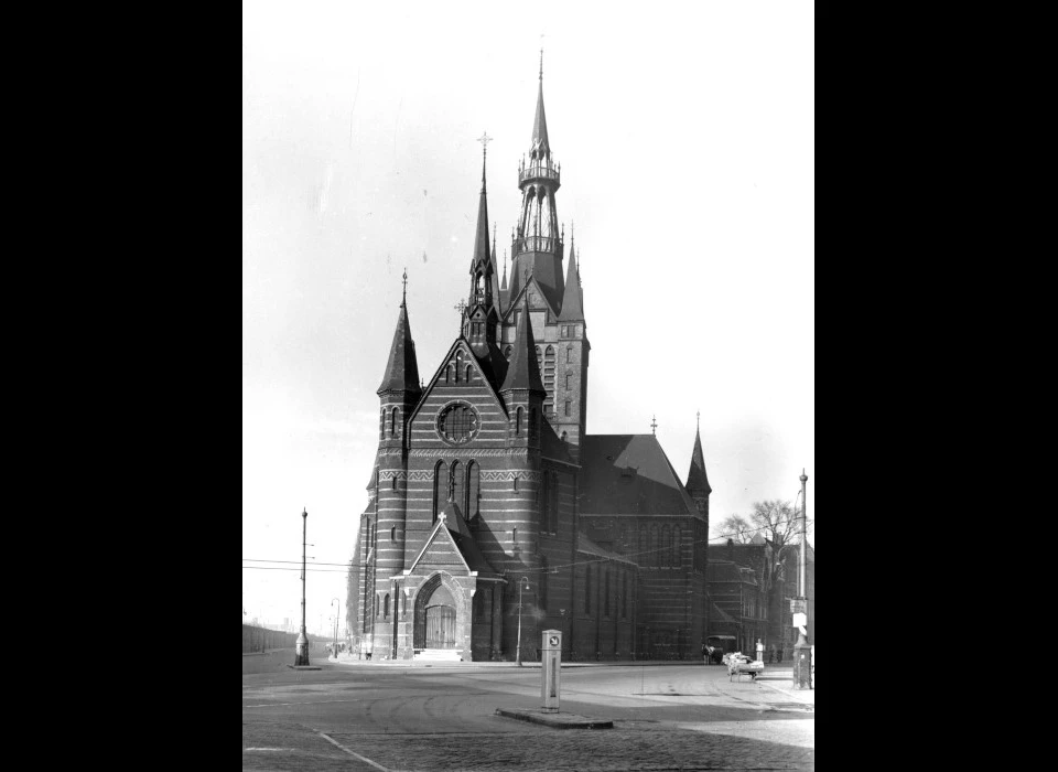 Spaarndammerstraat Maria Magdalenakerk vanaf Houtmankade (1950c)