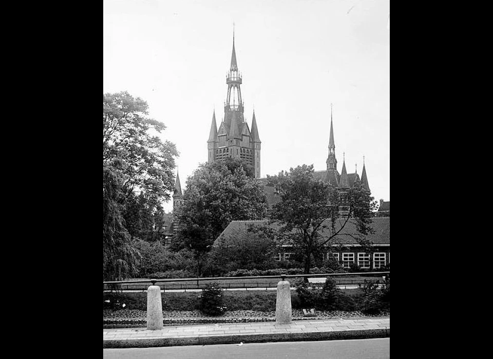 Spaarndammerstraat Maria Magdalenakerk vanuit Westerpark (1953)