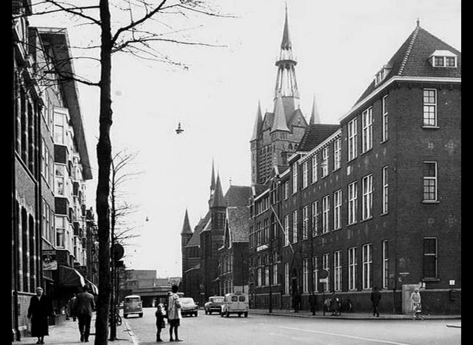Gevels aan Spaarndammerstraat 1-13, Sint Leo-klooster, pastorie en Maria Magdalenakerk (1965)
