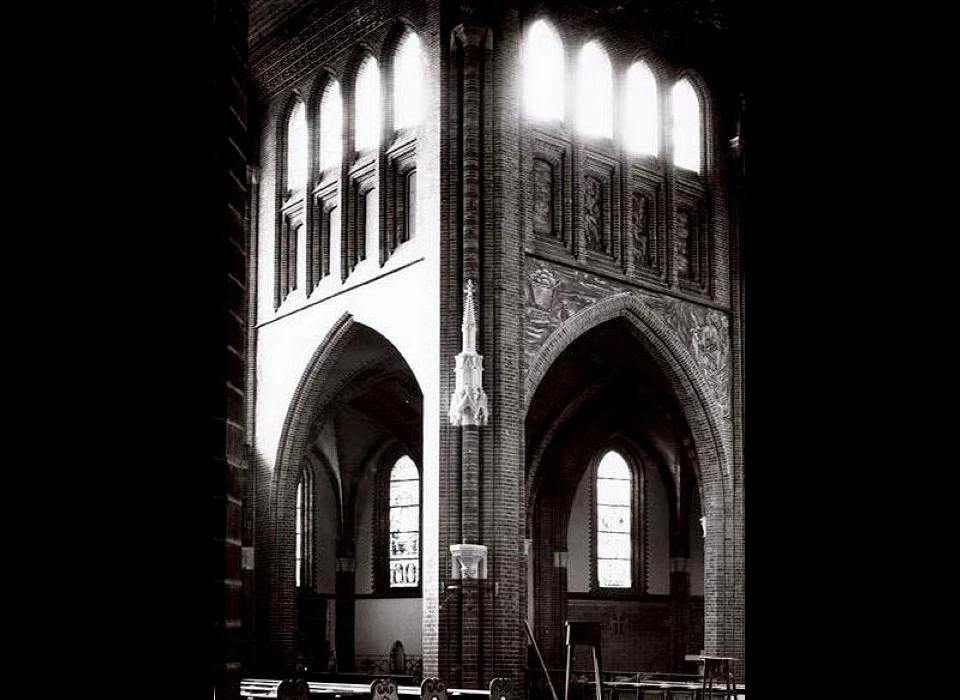 Spaarndammerstraat Maria Magdalenakerk Interieur met schilderingen afbraak (1965)