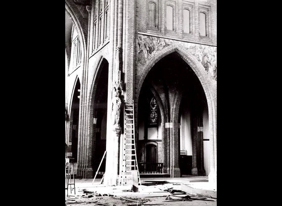 Spaarndammerstraat Maria Magdalenakerk Interieur met schilderingen afbraak (1965)