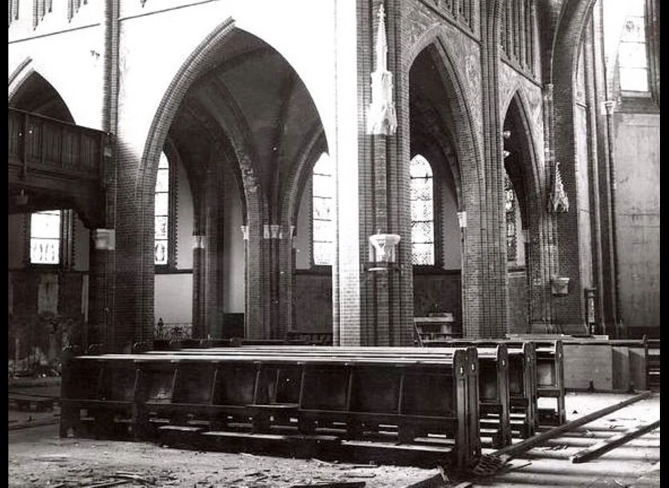 Spaarndammerstraat Maria Magdalenakerk Kerkbanken bij de viering afbraak (1965)