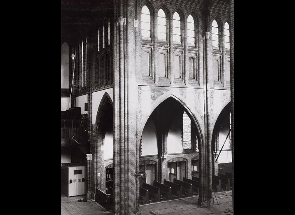 Spaarndammerstraat Maria Magdalenakerk Interieur met schilderingen afbraak (1965)