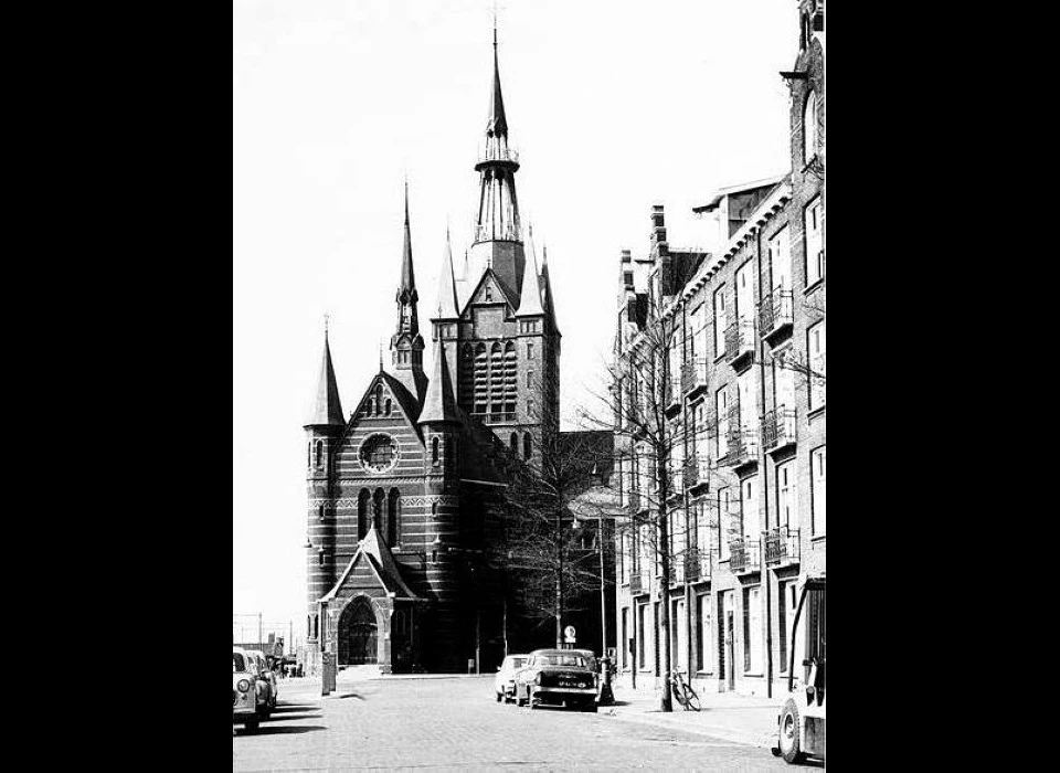 Maria Magdalenakerk vanuit Spaarndammerstraat (1965)