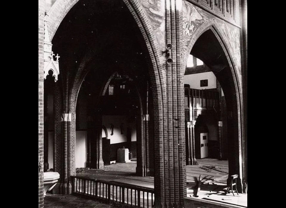 Spaarndammerstraat Maria Magdalenakerk Doorkijk naar orgelgalerij afbraak (1965)
