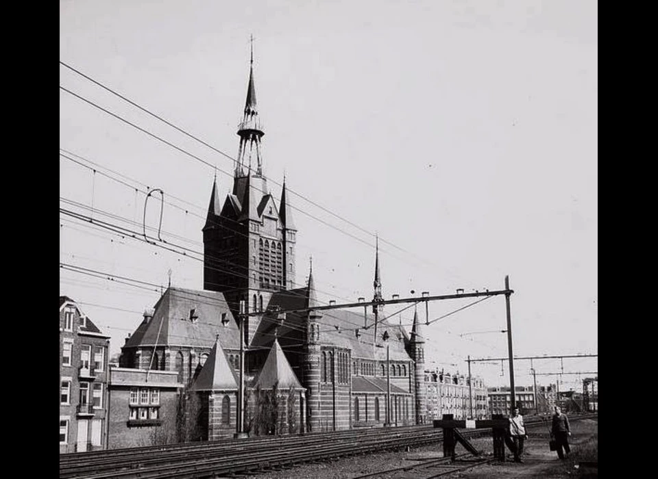 Spaarndammerstraat Maria Magdalenakerk over het spoor bij Zaanstraat (1965)