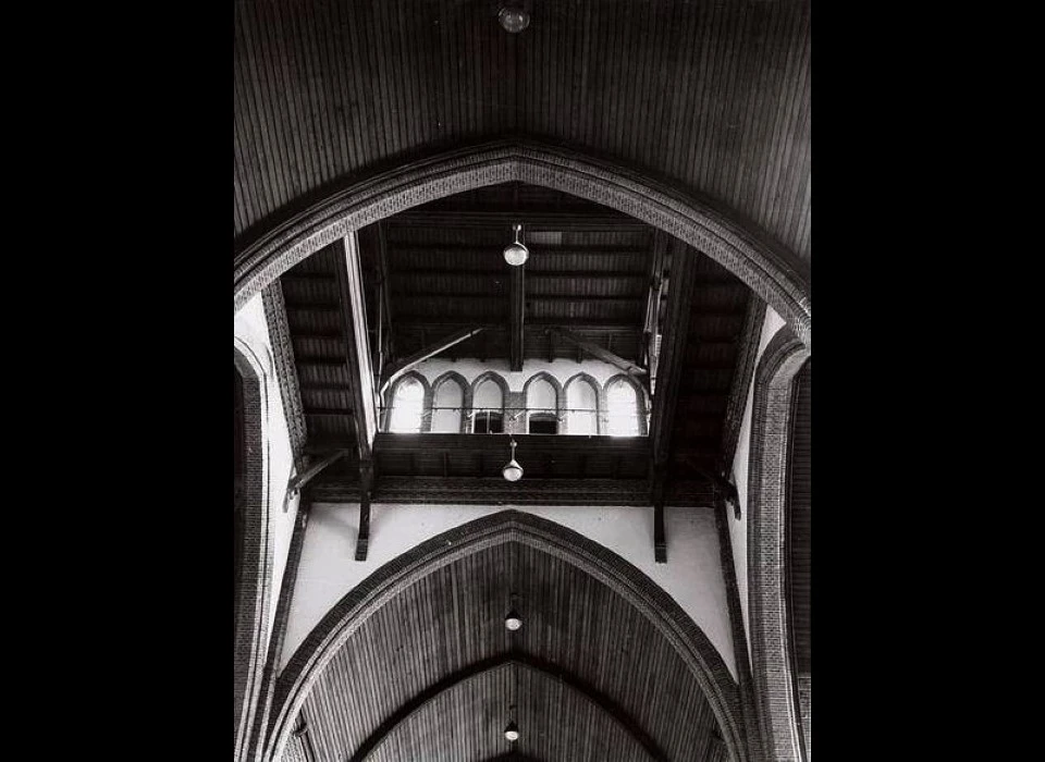 Spaarndammerstraat Maria Magdalenakerk Aanzet van de toren boven de viering (1965)